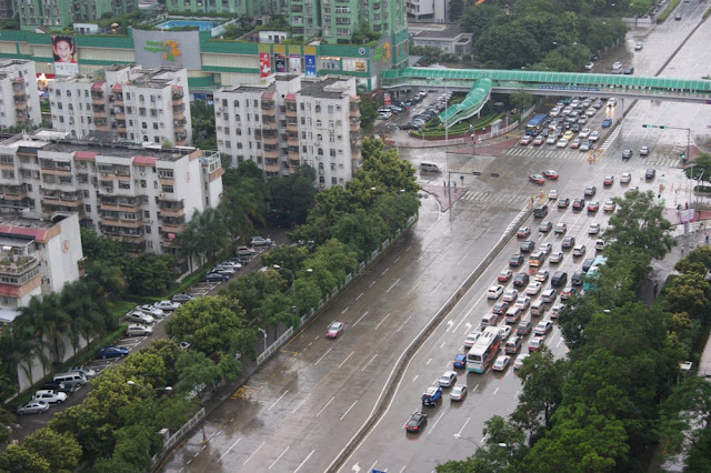 從深圳的辦公大樓遠眺市區